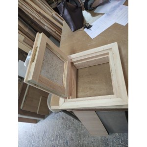 Ξύλινο Παράθυρο Μπάνιου Ανοιγόμενο με Ανάγλυφο Τζάμι Obscure