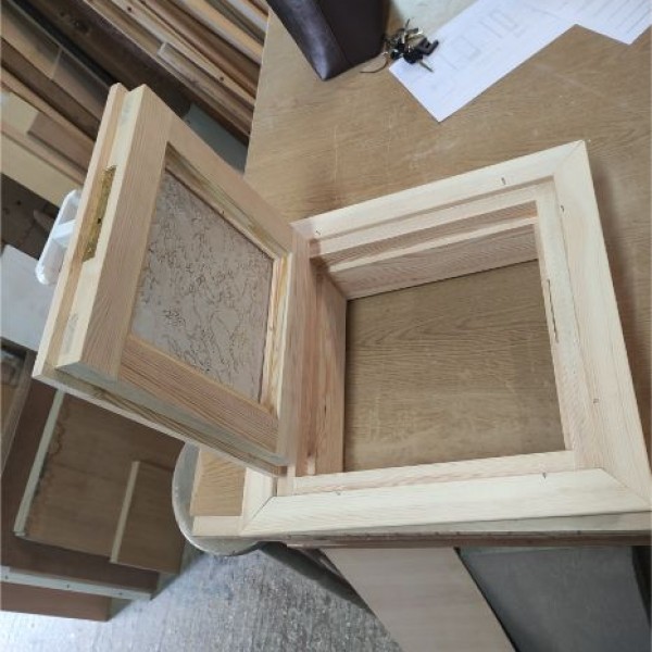 Ξύλινο Παράθυρο Μπάνιου Ανοιγόμενο με Ανάγλυφο Τζάμι Obscure