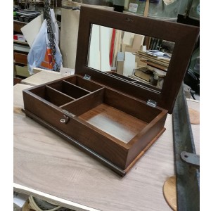 ΜΠΙΖΟΥΤΙΕΡΑ ΜΕ ΚΑΘΡΕΦΤΗ