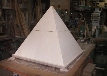 Κατασκευή ξύλινη πυραμίδα